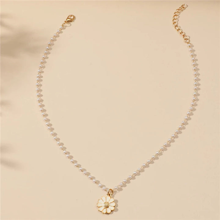 Graceful women's daisy and pearl pendant necklace, combining floral charm with classic elegance for daily wear.