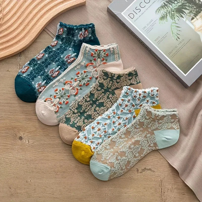 Soft, comfortable women's embroidered ankle socks. Elegant design for stylish everyday wear.