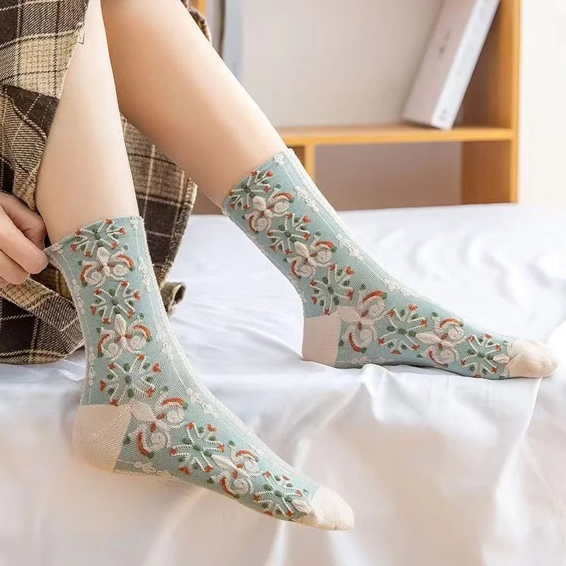 Set of 5 pairs of women's elegant embroidered ankle socks. Comfortable fashion socks, perfect multipack.