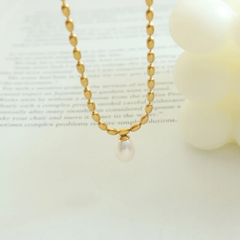 Elegant gold pearl necklace, a perfect gift for women. Beaded fashion jewelry, classic and timeless.
