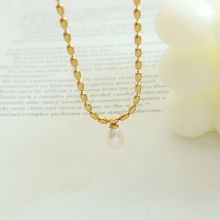 Elegant gold pearl necklace, a perfect gift for women. Beaded fashion jewelry, classic and timeless.