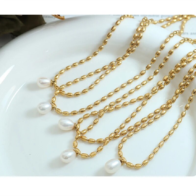 Stunning women's gold pearl necklace. Elegant beaded design, a luxurious and classic piece of fashion jewelry.