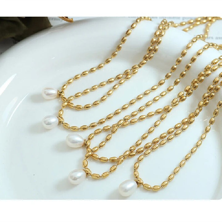 Stunning women's gold pearl necklace. Elegant beaded design, a luxurious and classic piece of fashion jewelry.