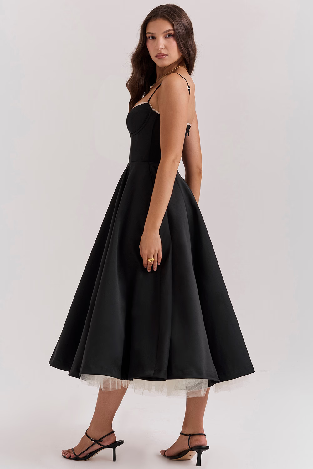 Women's fashionable midi dress, lace-trimmed corset, sweetheart neckline, sleeveless style for evenings.