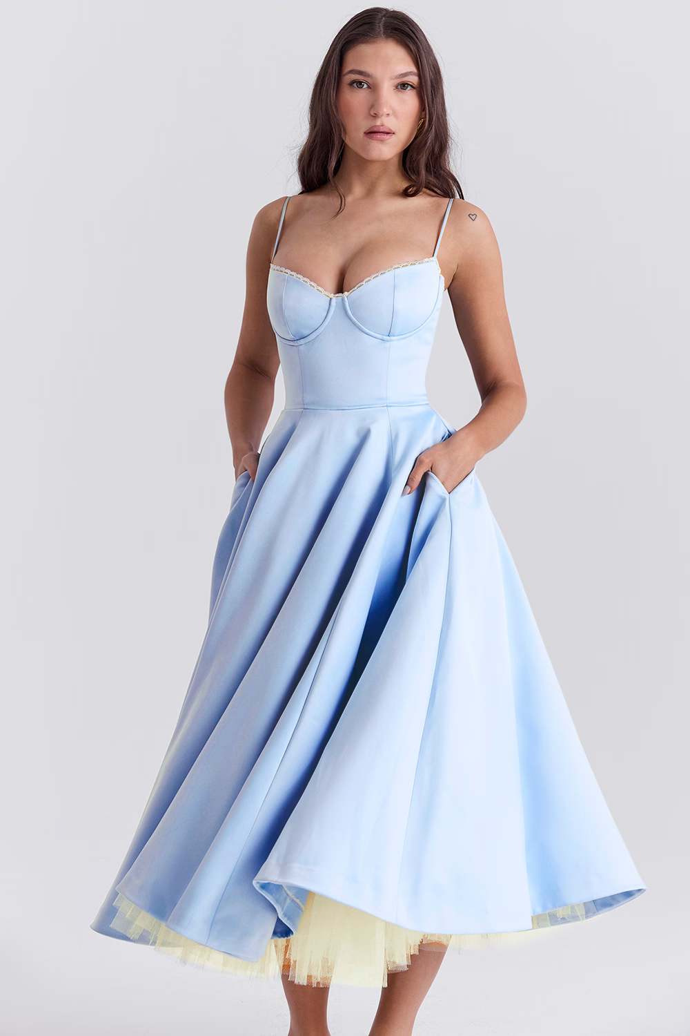 Women's sweetheart neckline corset midi dress with delicate lace trim, sleeveless design & pockets.