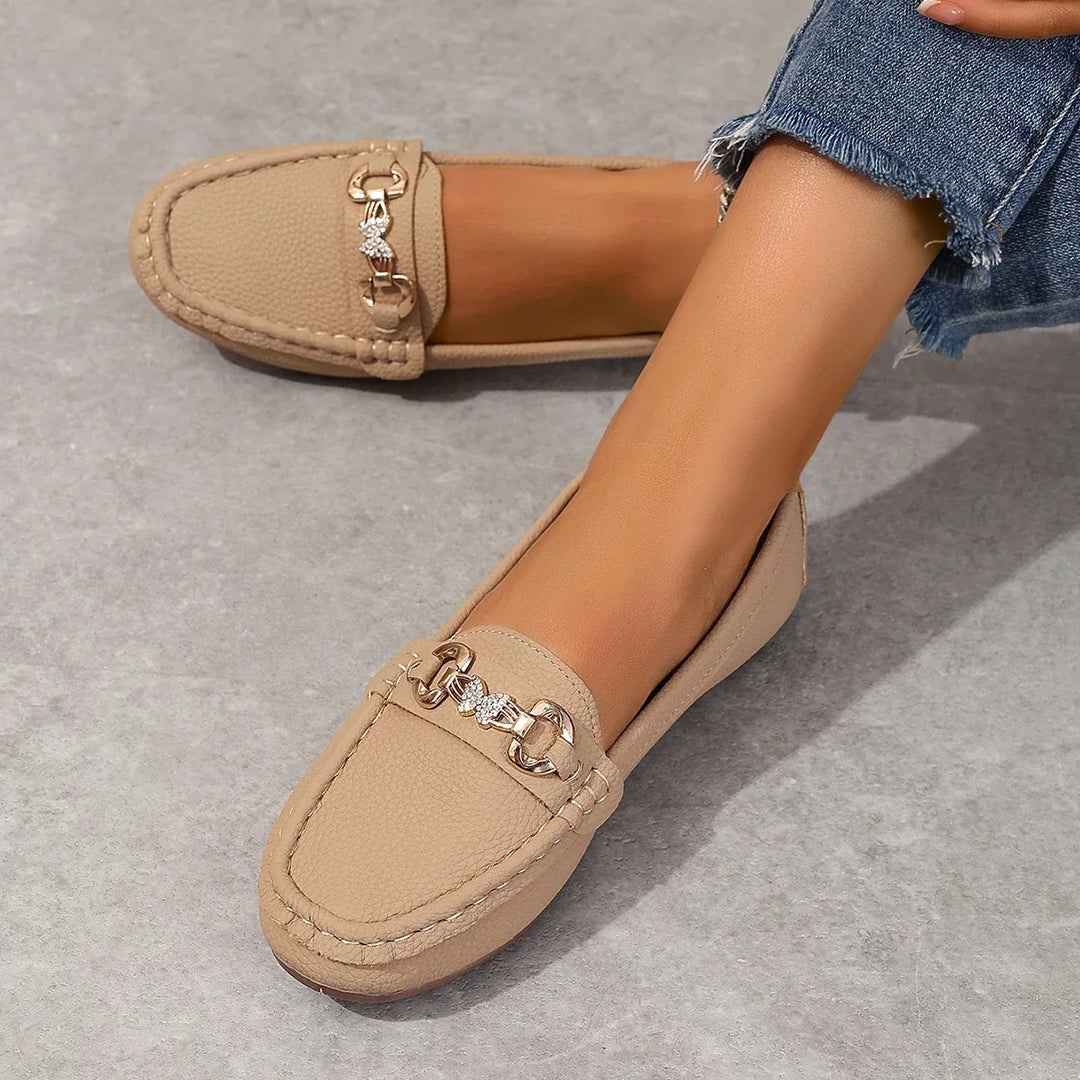 Classic women's footwear: stylish loafers featuring a unique crystal chain detail for fashion.