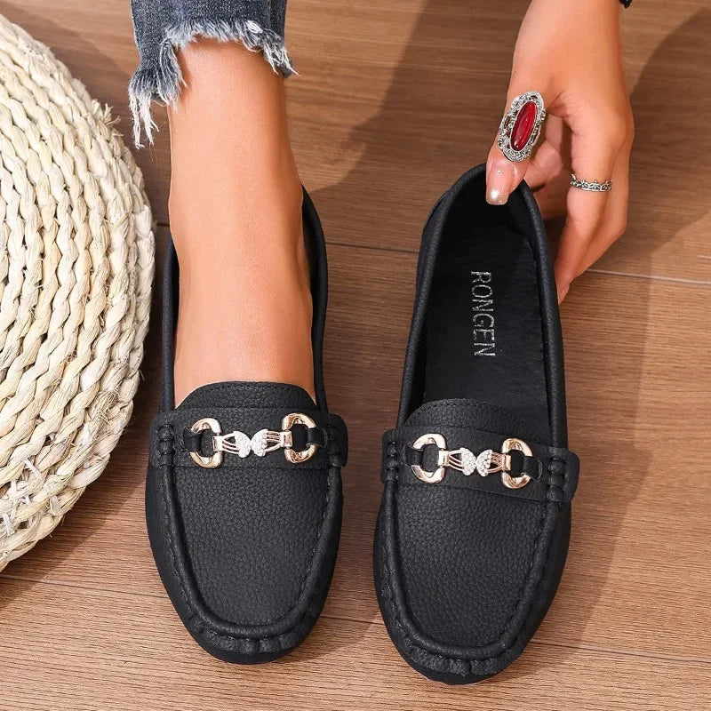 Women's loafers with glittering crystal chain, ideal for adding a sophisticated touch to any outfit.