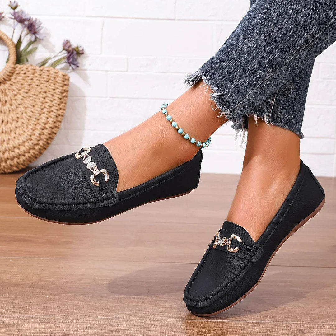 Refined women's loafers, comfortable slip-ons with a luxurious crystal chain detail for elegance.