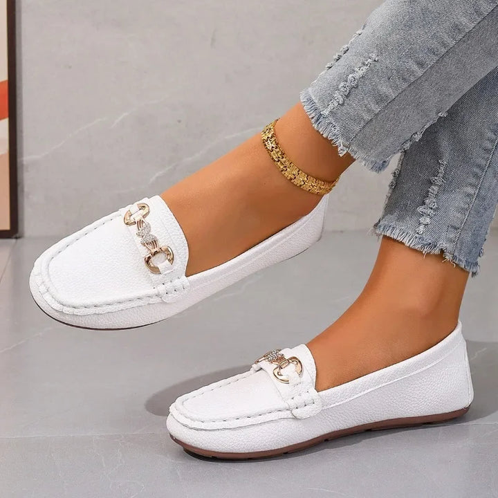 Stylish women's slip-on loafers, comfortable and sophisticated with an elegant crystal chain.