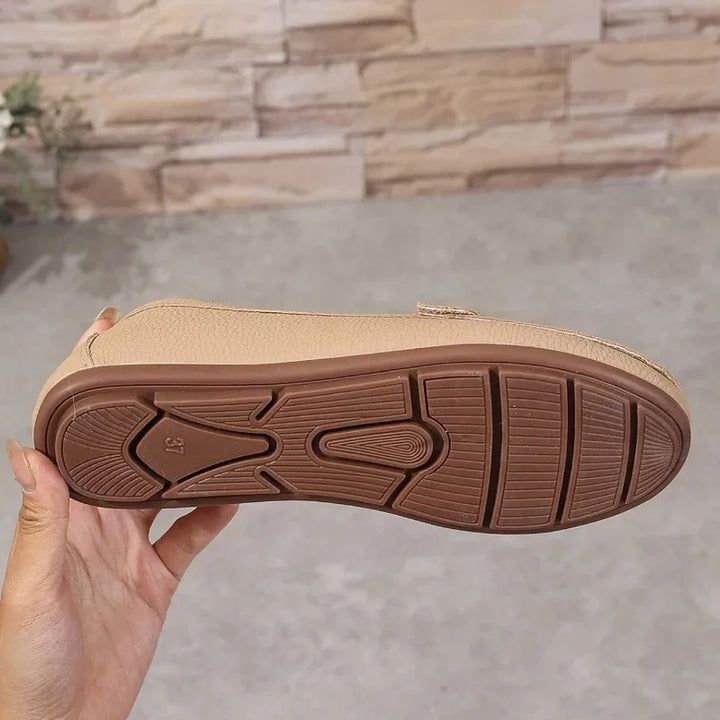 Versatile women's loafers: elegant, comfortable, perfect for formal or smart casual wear.
