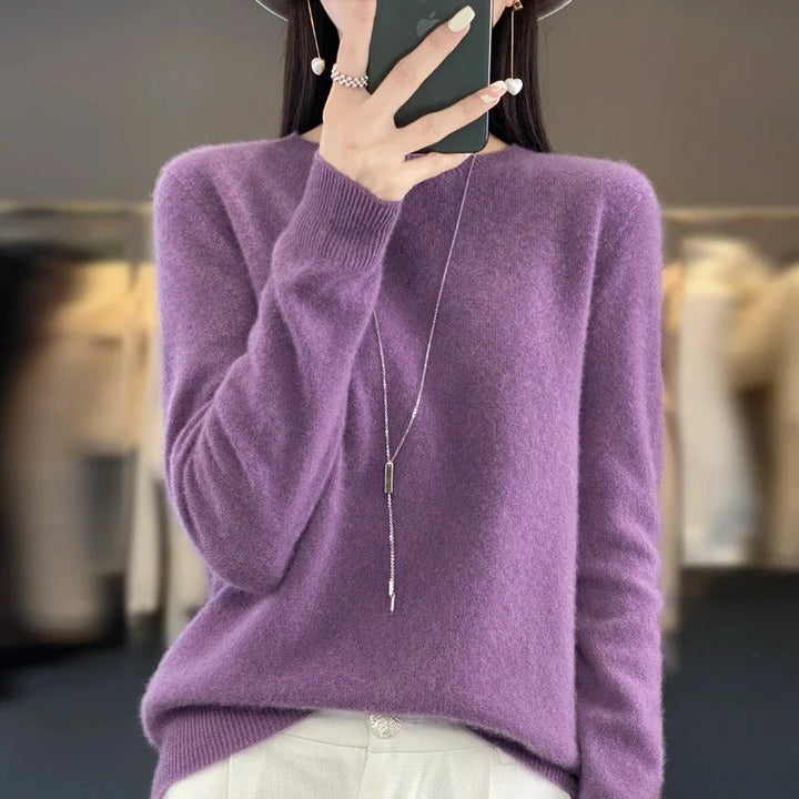 Cozy women's knit sweater with long sleeves, offering chic comfort and versatile elegance.