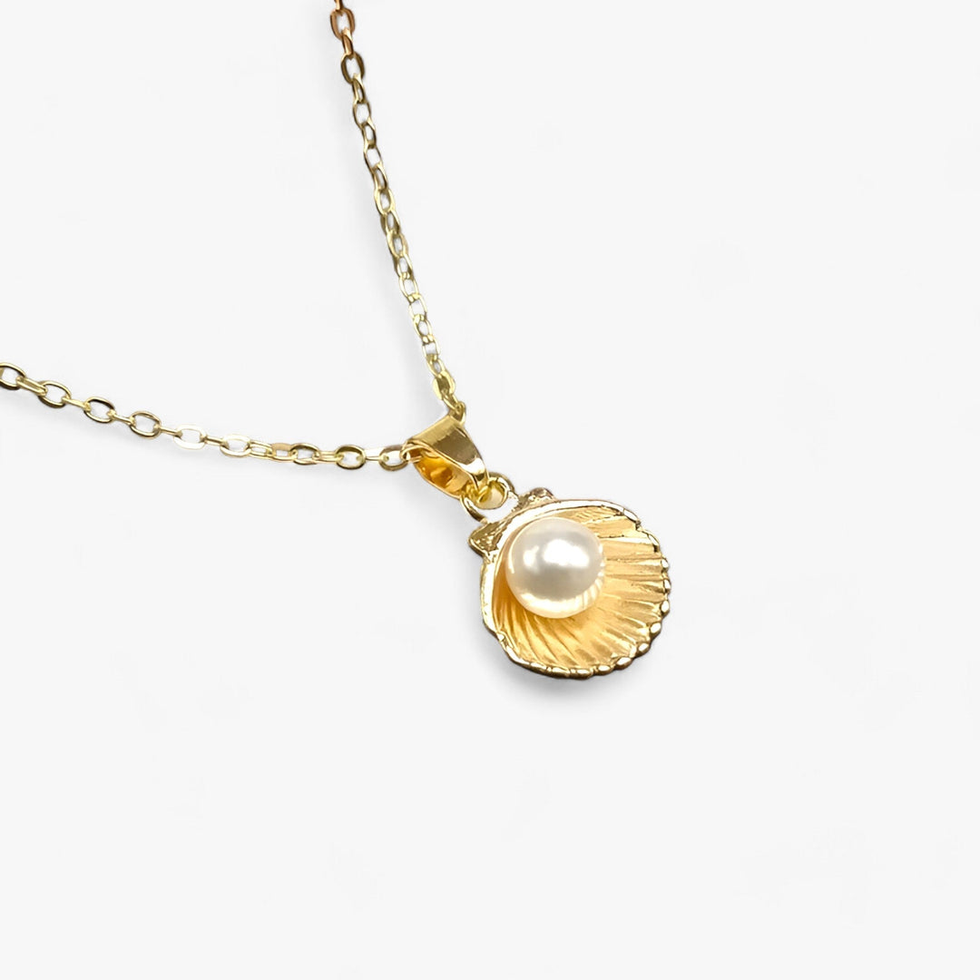 Beach-inspired women's jewelry: an elegant pearl & seashell necklace, ideal for summer outfits and ocean lovers.