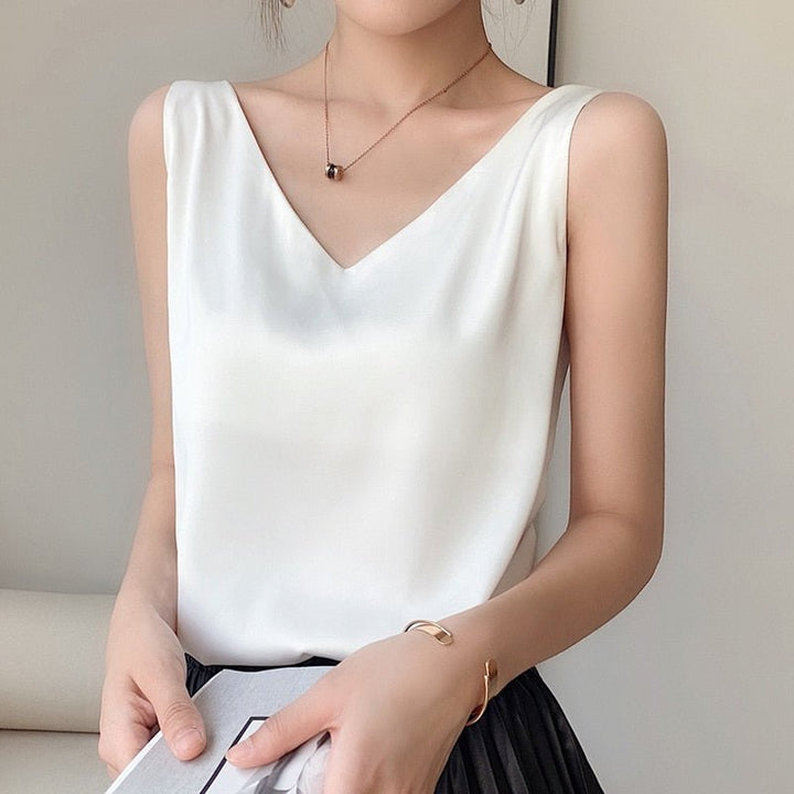 Stylish women's tank top, sleeveless design, ideal for city fashion and summer elegance.
