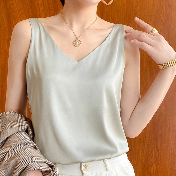 Everyday elegant women's sleeveless tank top, a versatile summer top with a relaxed fit.