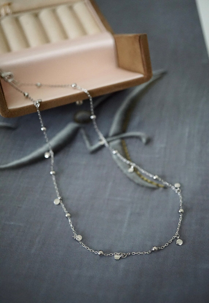 Modern classic elegant silver teardrop necklace, chic women's fashion jewelry for a refined style.