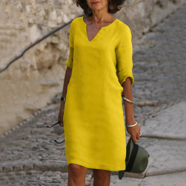 Comfortable spring/summer V-neck midi dress for women, featuring elegant three-quarter sleeves.