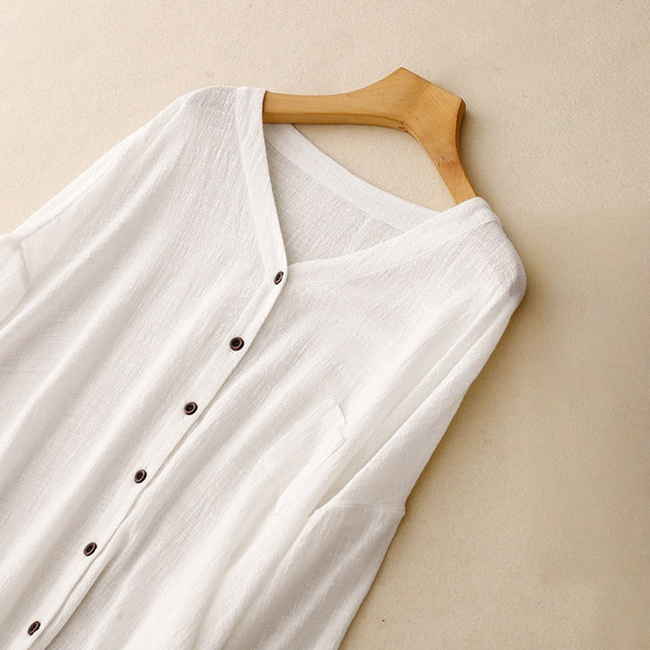 Sophisticated women's button-up shirt in a relaxed fit, perfect for comfortable casual wear and chic everyday style.