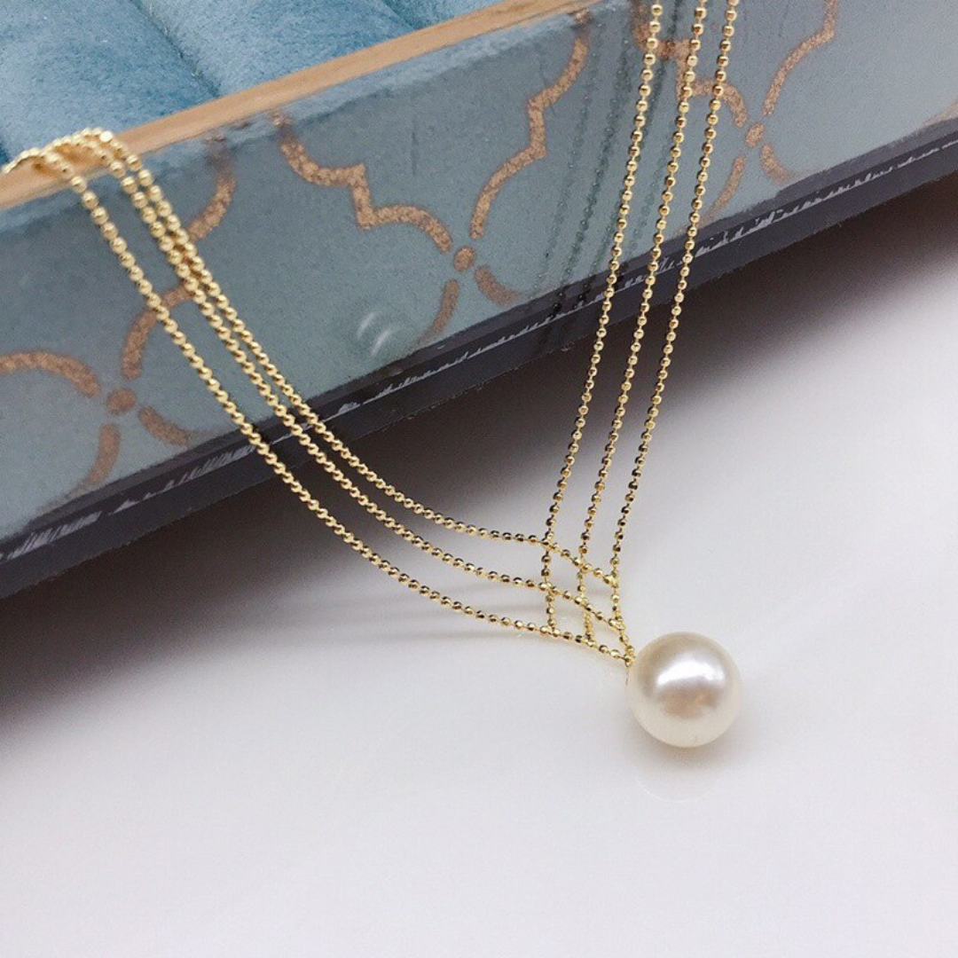 Hand-woven pearl necklace for women, featuring elegant copper details and a unique design.