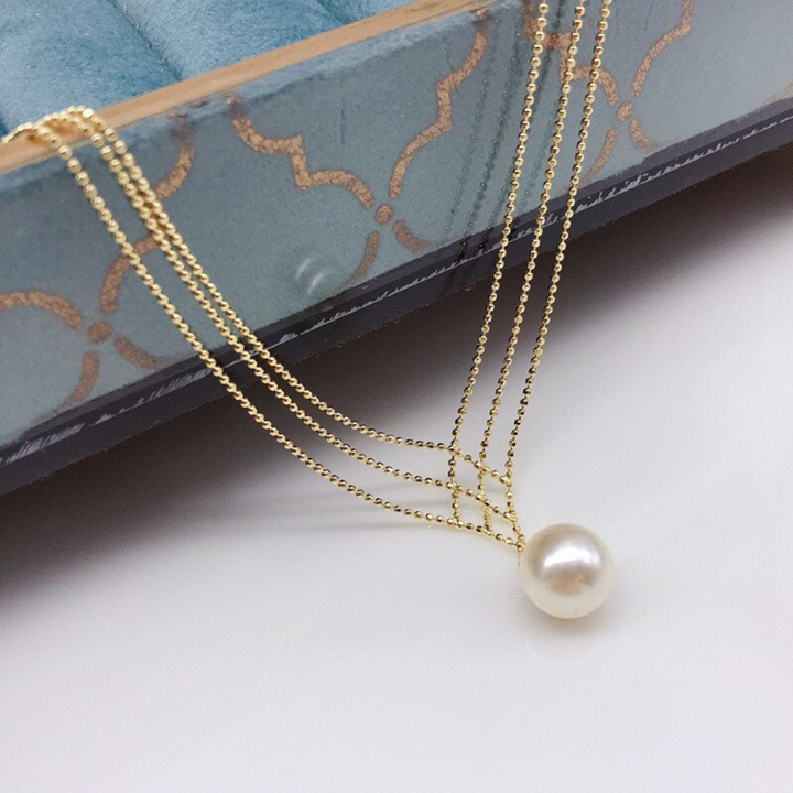 Hand-woven pearl necklace for women, featuring elegant copper details and a unique design.