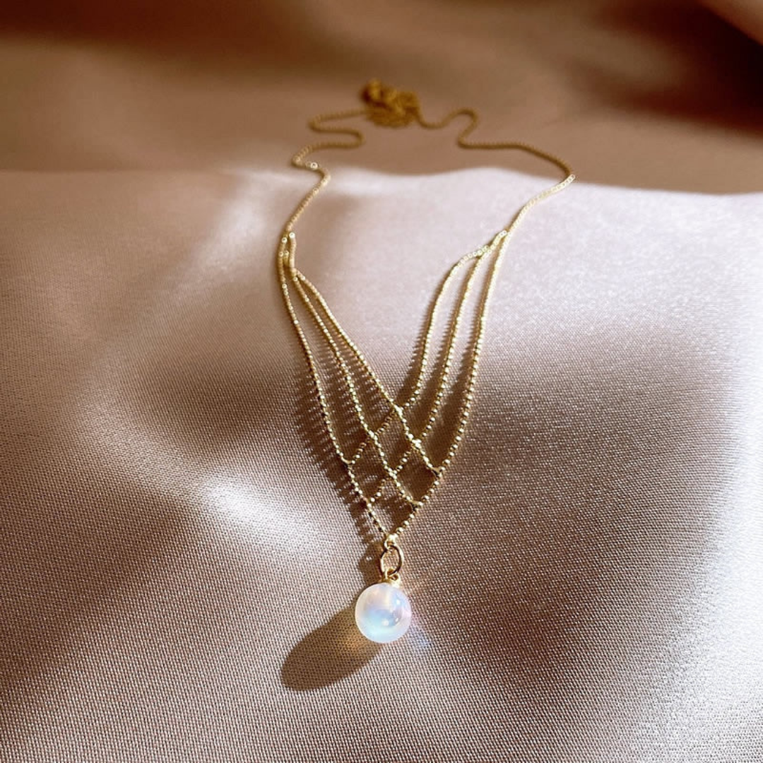 Versatile women's woven pearl necklace, perfect for adding an elegant touch to any outfit or occasion.