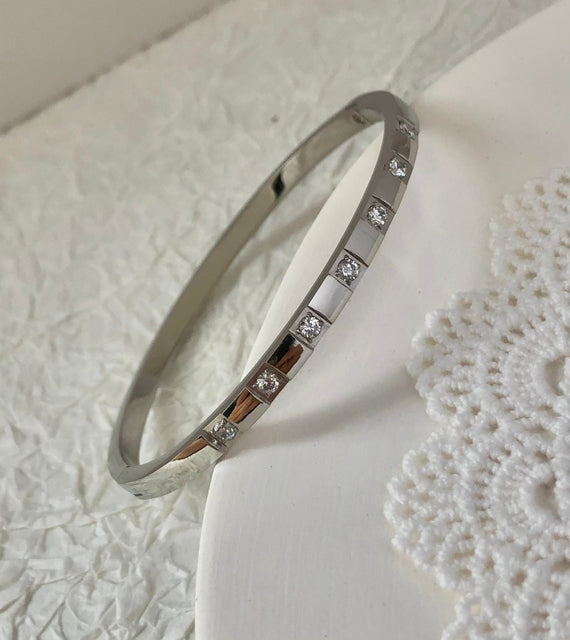 Women's jewelry: sparkling zircon inlay bracelet, elegant and durable.