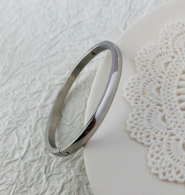 Dazzling women's zircon inlay bracelet, a timeless and elegant accessory.