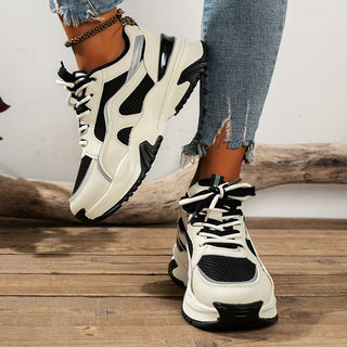 Stylish women's black platform sneakers, elevated comfort & trendy thick sole for casual wear.