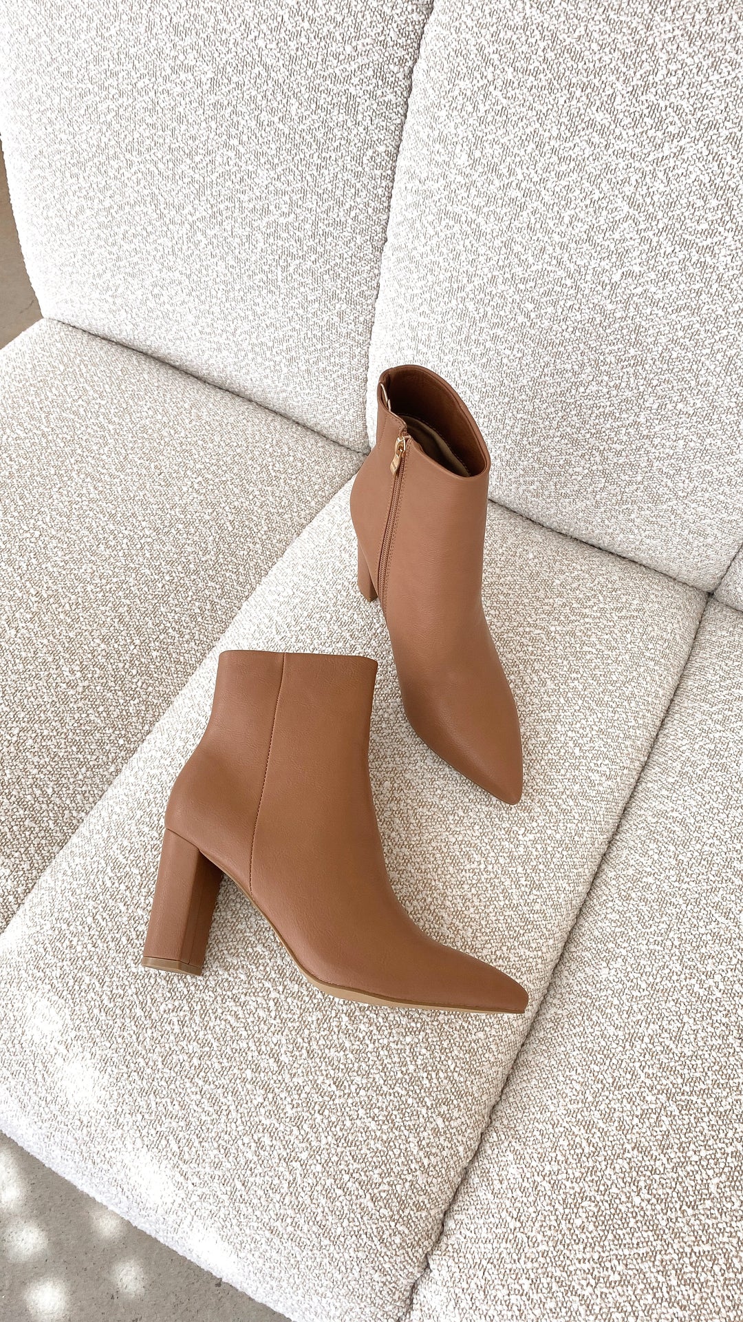 Women's Elonette casual ankle boots with block heel & pointed toe for trendy everyday style.
