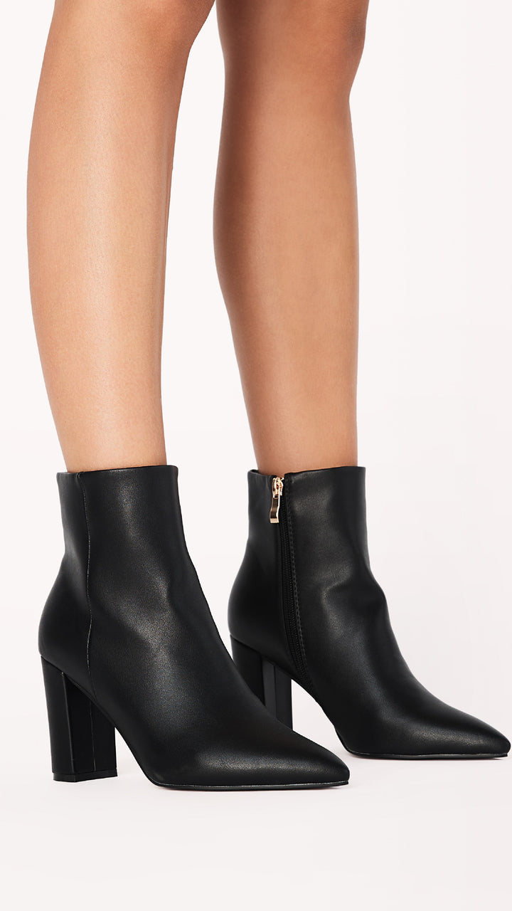 Women's casual zip-up ankle boots with a fashionable pointed toe & comfortable block heel.