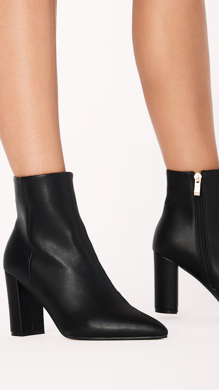 Versatile women's block heel ankle boots, perfect for stylish everyday comfort. Pointed toe.