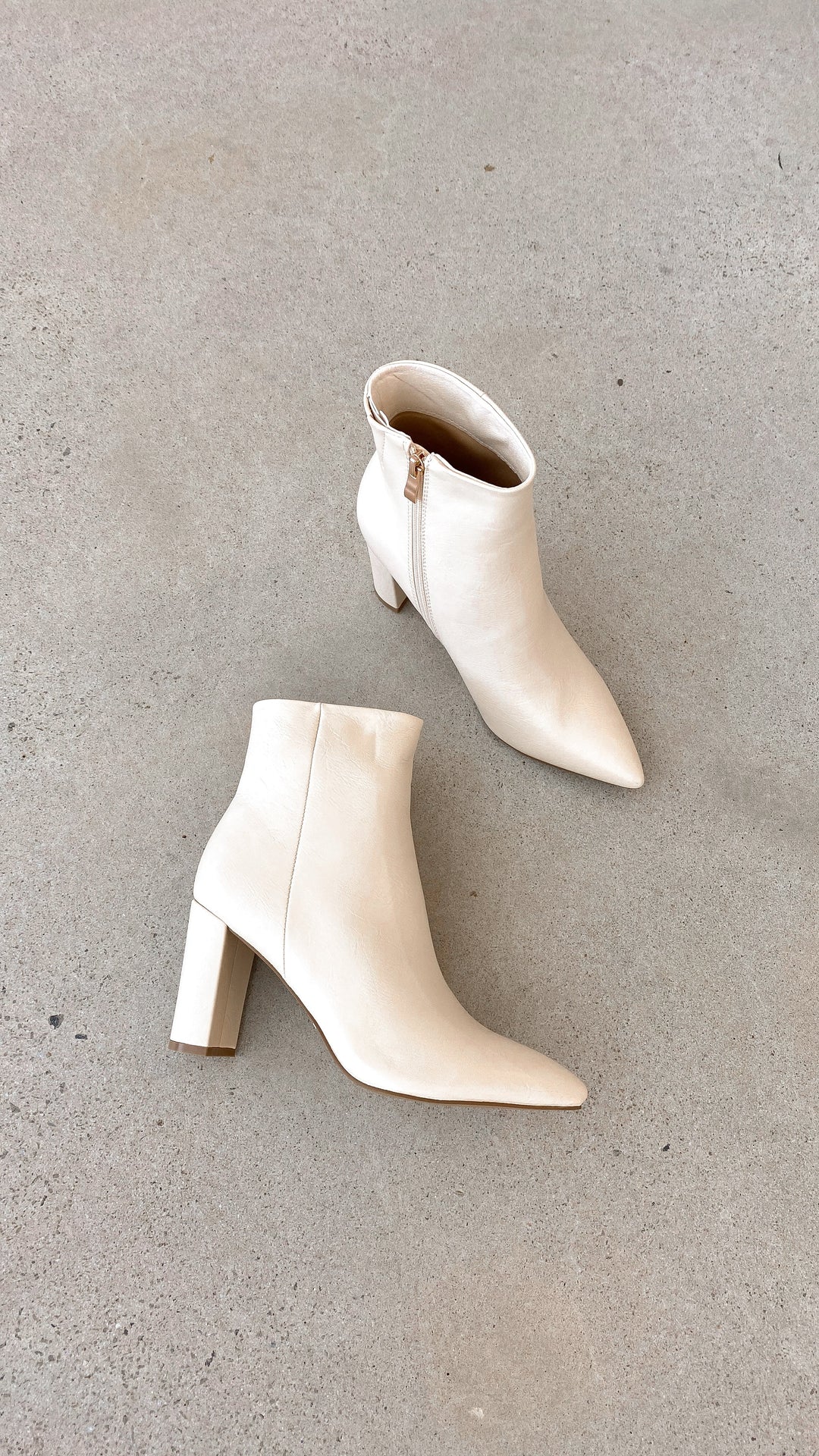 Stylish women's casual ankle boots with a modern pointed toe and a fashionable block heel.