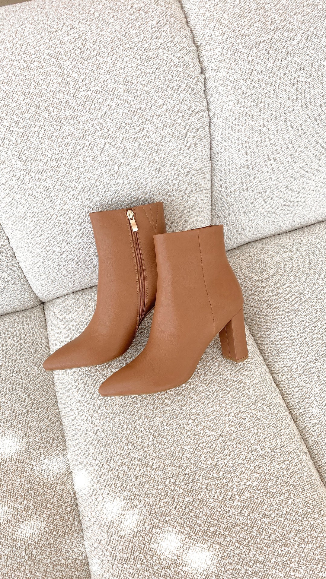 Versatile women's ankle boots, Elonette model, perfect for casual outfits, block heel.