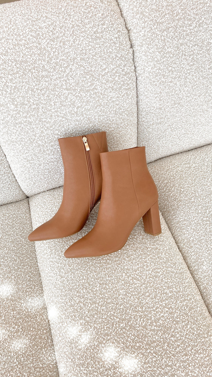 Versatile women's ankle boots, Elonette model, perfect for casual outfits, block heel.