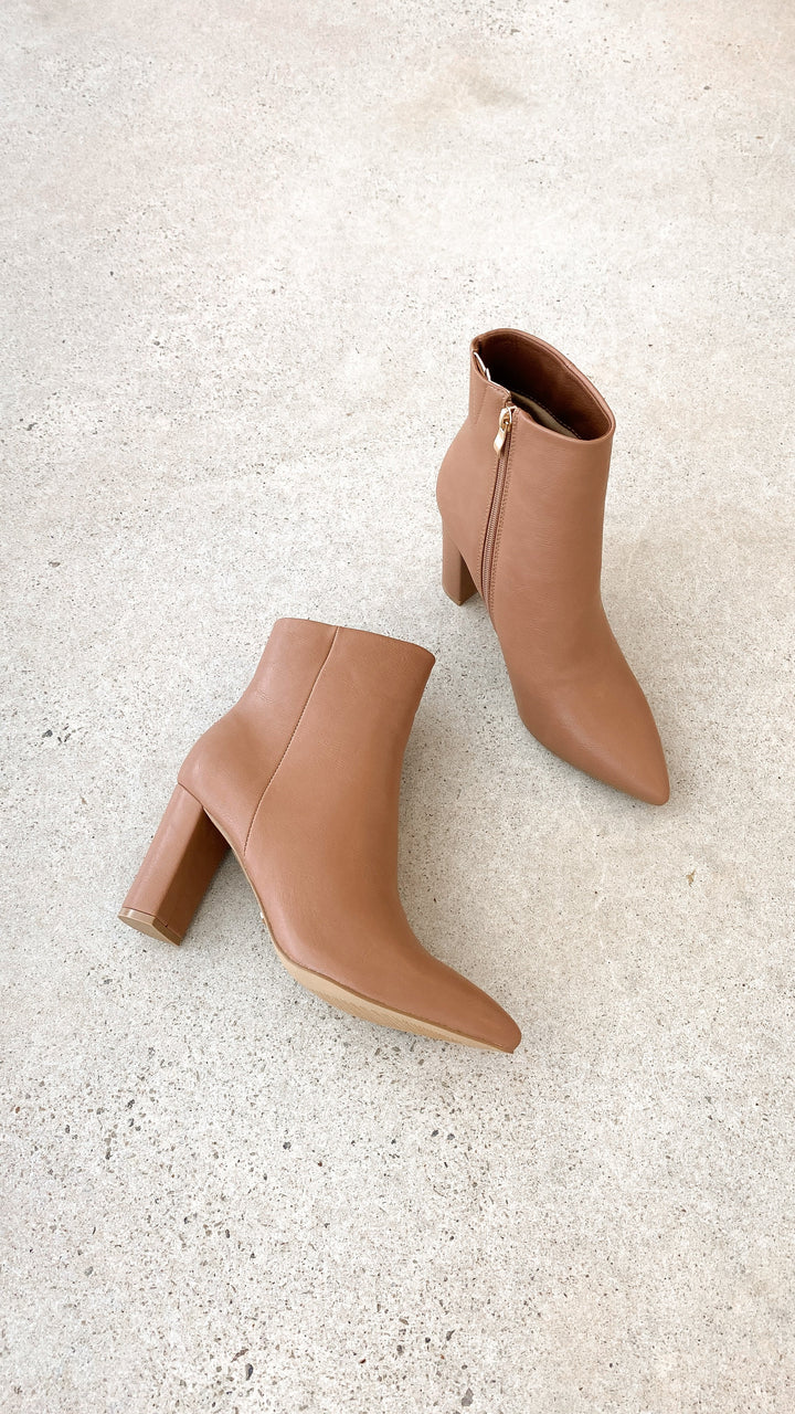 Women's fashion footwear: Elonette ankle boots with a trendy pointed toe and sturdy block heel.