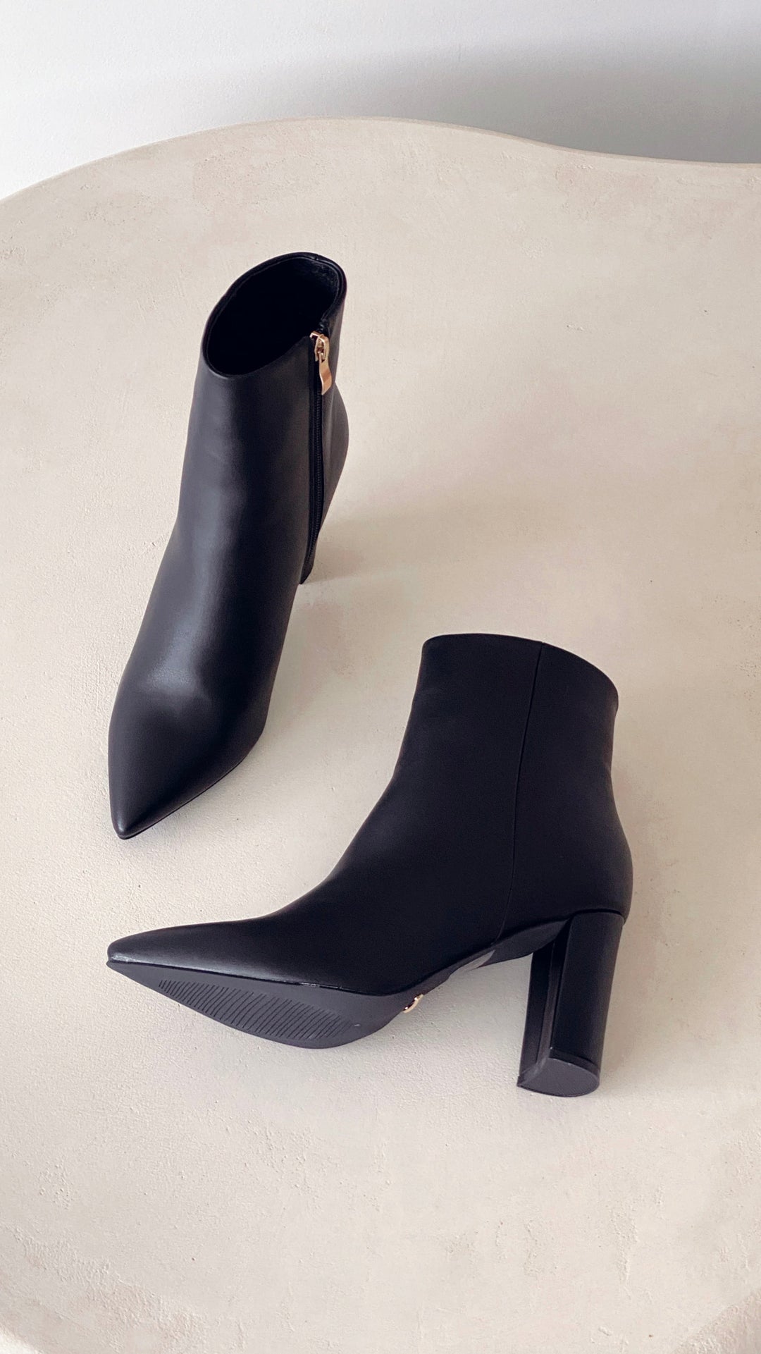 Elegant pointed toe women's ankle boots, Elonette design, featuring a fashionable block heel.
