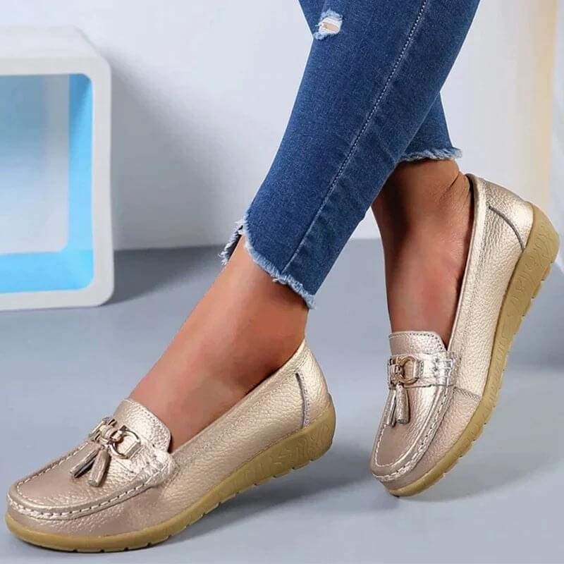 Fashionable women's sandals with ergonomic arch support, promoting foot health & comfort for summer.