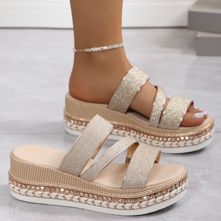 Comfortable women's flat sandals for daily wear. Versatile casual summer shoes for ladies.