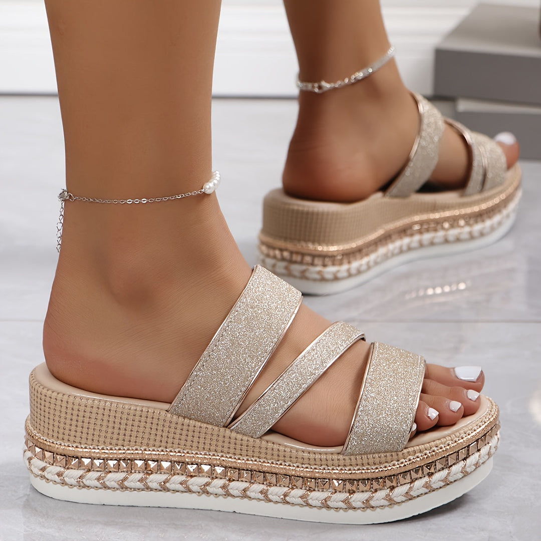Versatile women's flat sandals, designed for everyday comfort. Chic casual summer footwear for ladies.