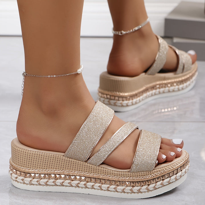 Versatile women's flat sandals, designed for everyday comfort. Chic casual summer footwear for ladies.