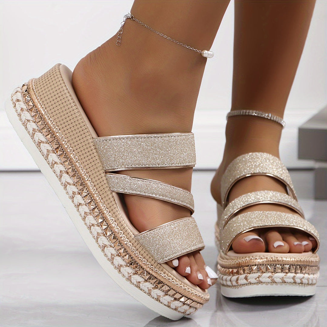 Easy-wear ladies' flat casual sandals, providing ultimate comfort. Ideal everyday summer shoes for women.