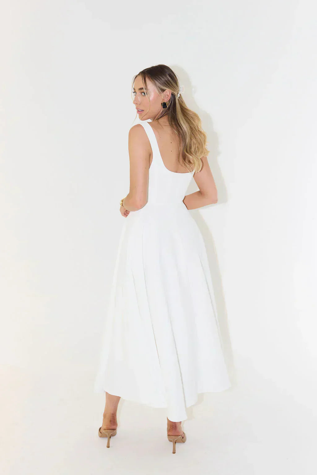 Versatile women's midi dress, perfect for casual outings or elegant special occasion wear.