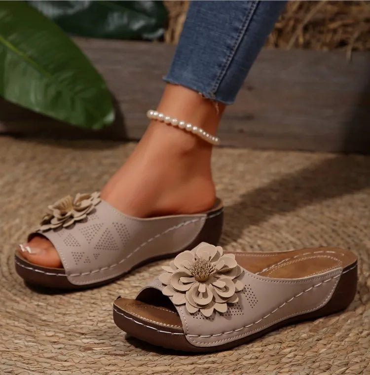 Women's floral Elarie vacation sandals, essential for resort & travel style.