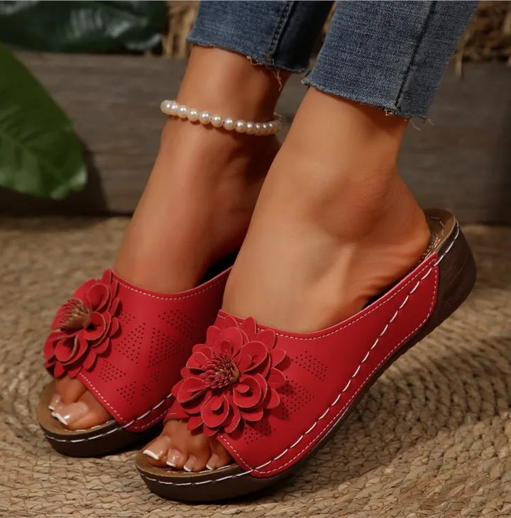 Women's floral Elarie beach slides, durable & stylish for sandy adventures.