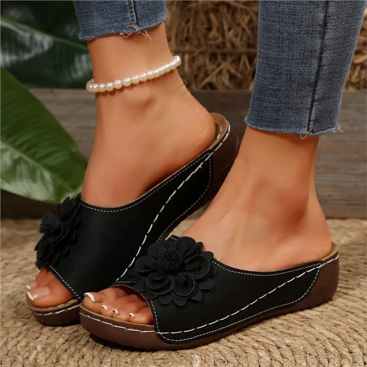Lightweight women's floral Elarie comfort sandals, ideal for long summer days.