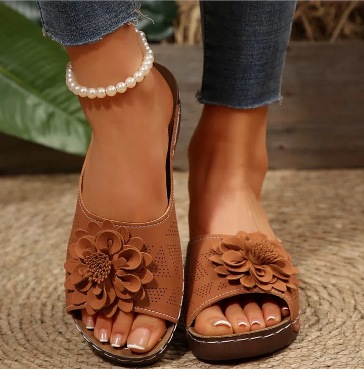 Soft women's floral Elarie comfort sandals, great for spring & summer style.