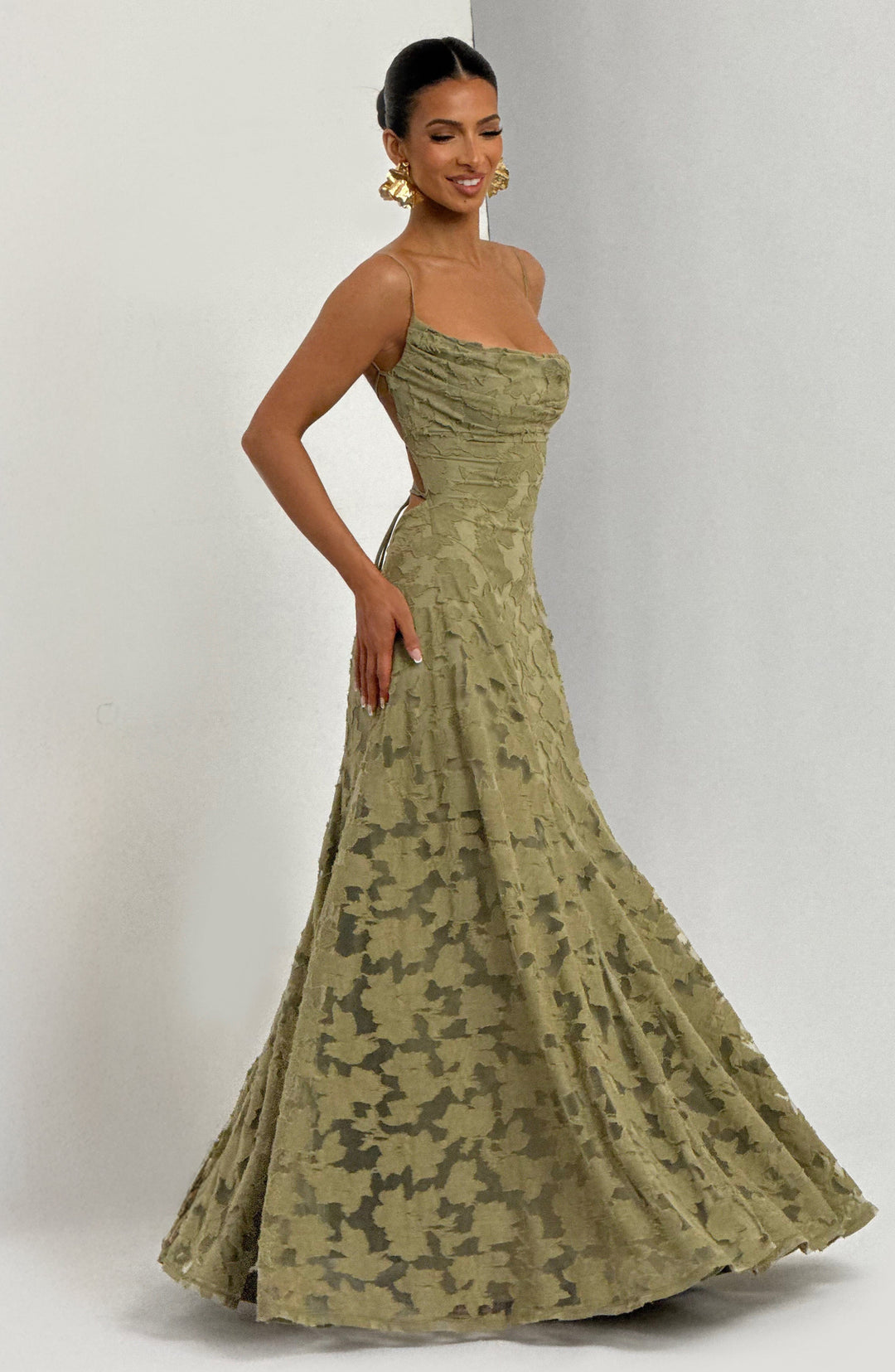 Stunning women's floral maxi dress, perfect for special occasions, parties, or elegant summer evenings.