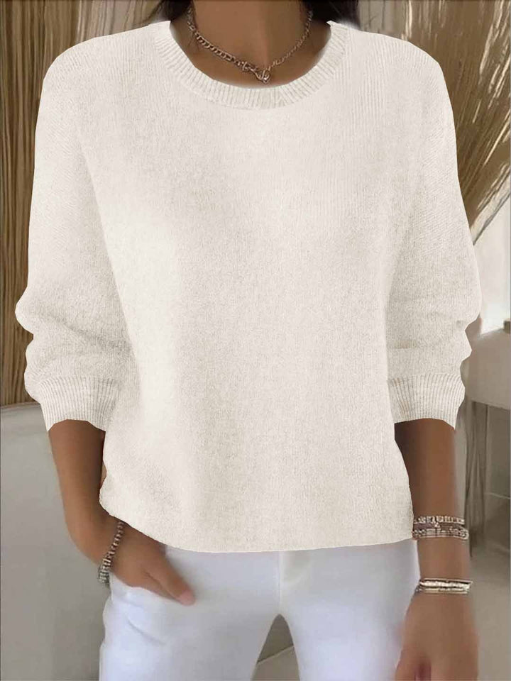 Cozy women's flowy sweater, offering ultimate comfort and a relaxed fit for everyday wear.