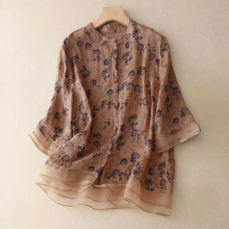 Versatile women's flowy floral blouse. Stylish long-sleeve casual top, suitable for both day and evening wear.