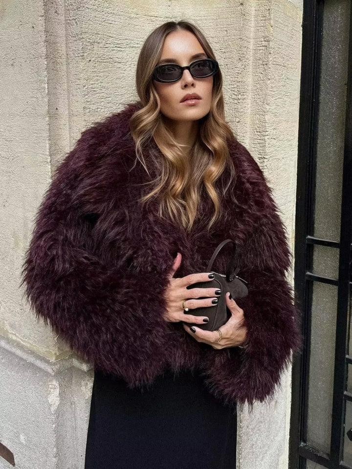 Women's fluffy short jacket in soft imitation fur, perfect for cozy and stylish winter fashion.