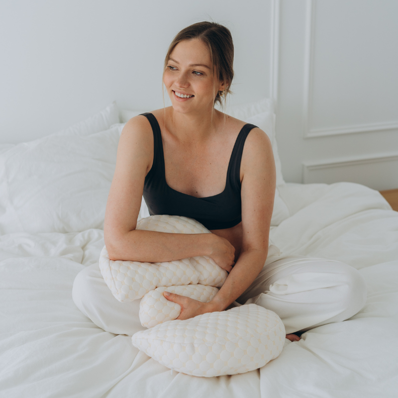 Soft pregnancy body pillow for side sleepers, ensuring back pain relief and peaceful sleep for expecting mothers.